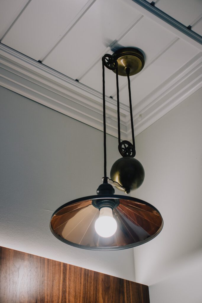 Lampadario camera da letto in stile industriale con carrucola